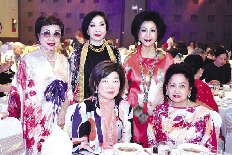 มาร่วมโชว์เปียโนในงานนี้ด้วย สุภาพรรณ พิชัยรณรงค์สงคราม พร้อมกองเชียร์ พูนสุข ประธานราษฎร์นิกร, สุวลักษณ์ มหันตคุณ