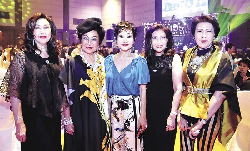 คุณหญิงชดช้อย โสภณพนิช,
ลลิสา จงบารมี


