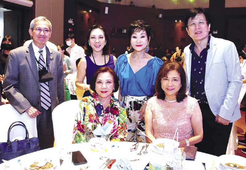 ธีระวุฒิ พุ่มหิรัญ, รุจิตร สุธนะเสรีพร, คุณหญิงชดช้อย โสภณพนิช,
Willcam Hung, ดามัย จิระวัฒน์พงศา และ พรรณิภา ปวนะฤทธิ์

