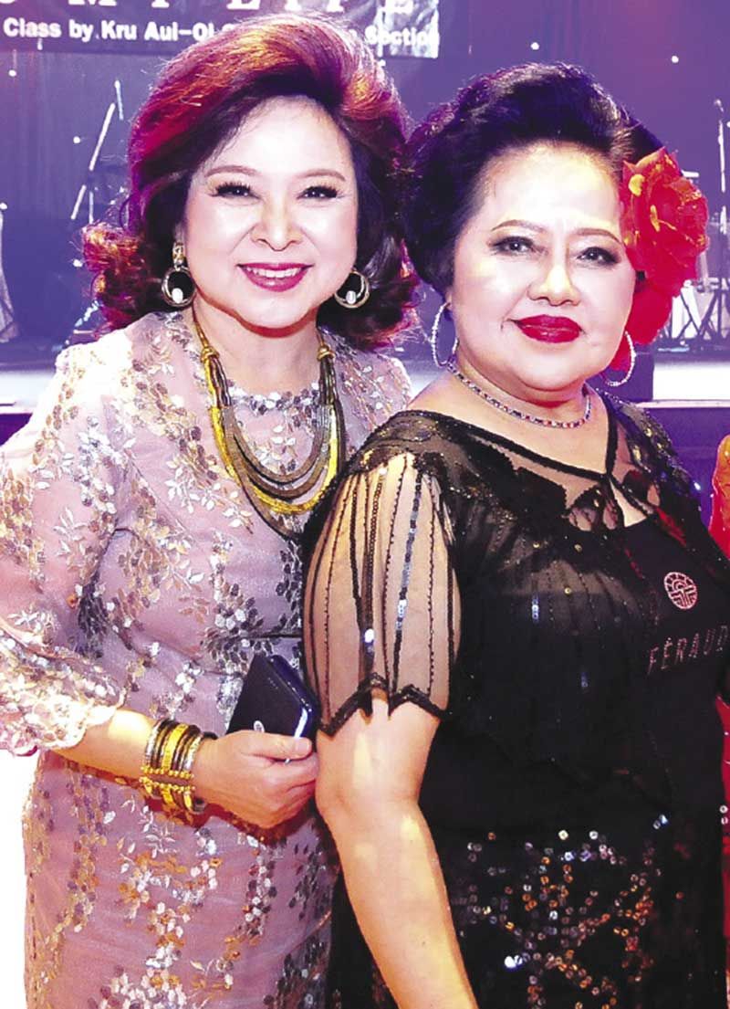 สุวรรณี ประเทืองสิทธิ์ กับสมพิศ เลิศสุมิตรกุล

