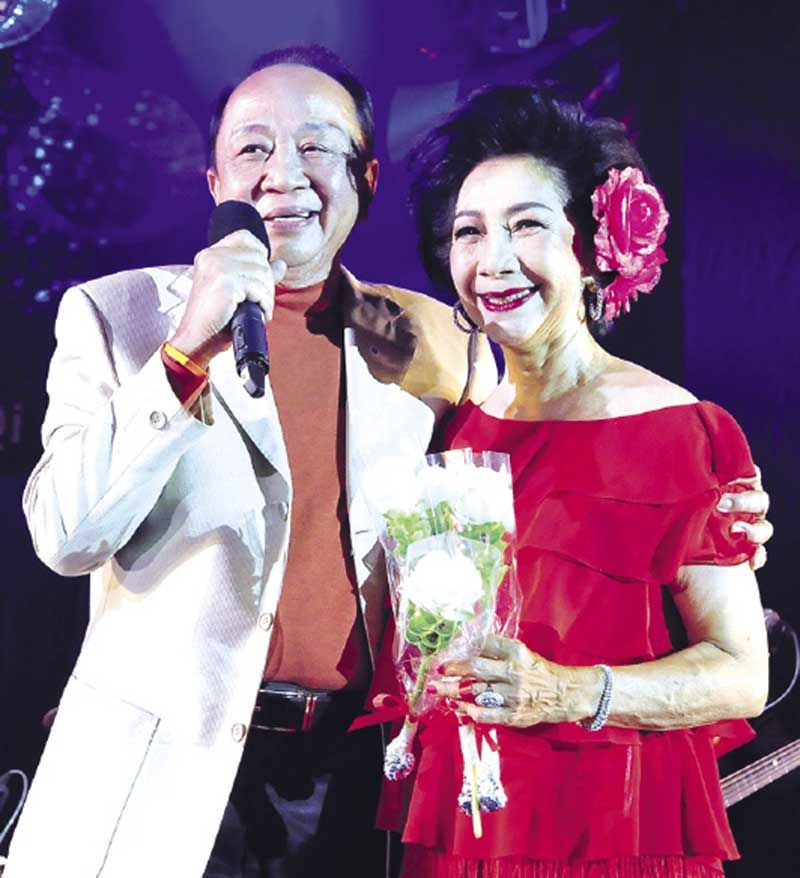 คู่จัดงาน คุณหญิงผะอบทิพย์-พล.ต.ท.ประกาศ ศาตะมาน ร้องเพลงมอบให้ภรรยาได้ไพเราะ
จับใจถูกใจผู้ฟังอย่างท่านอานันท์ ปันยารชุน จนต้องมอบดอกไม้ให้ด้วยความชื่นชม
