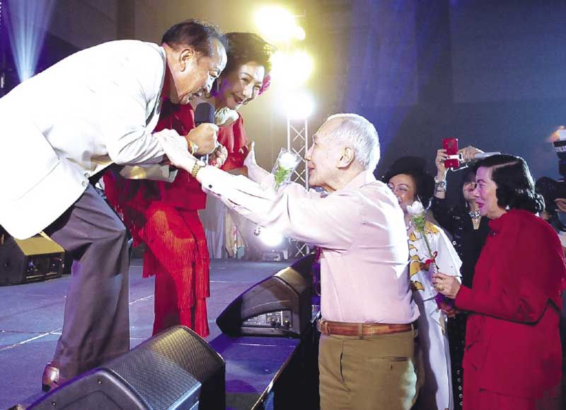 คู่จัดงาน คุณหญิงผะอบทิพย์-พล.ต.ท.ประกาศ ศาตะมาน ร้องเพลงมอบให้ภรรยาได้ไพเราะ
จับใจถูกใจผู้ฟังอย่างท่านอานันท์ ปันยารชุน จนต้องมอบดอกไม้ให้ด้วยความชื่นชม