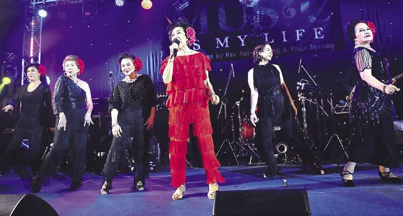 คุณหญิงผะอบทิพย์ ศาตะมาน ในชุดสีแดงสุดเปรี้ยว ในเพลง “Sway & Perhaps” พร้อมแดนเซอร์กิตติมศักดิ์
เต้นกันสุดเหวี่ยง โดยมี ศุภรัศมิ์ เอี่ยมสวัสดิ์ (ครูเจี๊ยบ) เป็นครูที่สอนเต้น