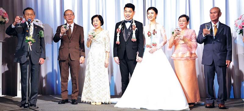 ชวน หลีกภัย ประธานรัฐสภาและประธานสภาผู้แทนราษฎร ประธานในพิธีกล่าวอวยพรมอบให้บ่าว-สาว มีคุณพ่อ-คุณแม่ฝ่ายเจ้าสาว
นนทเศรษฐ์-ฮุ่ยลั้ง แซ่อึ้ง และคุณพ่อ-คุณแม่เจ้าบ่าว อดีตรองปลัดกระทรวงคมนาคม และกก.สมาคมธรรมศาสตร์ฯ ชัยศักดิ์-ส่องศรี
อังค์สุวรรณ ร่วมในพิธี