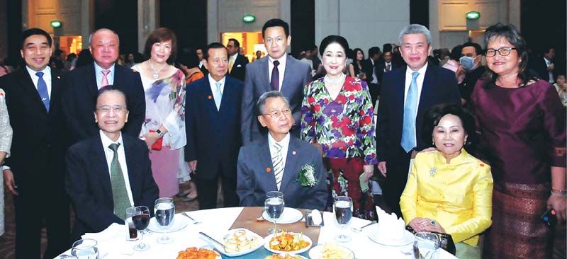 ชวน หลีกภัย ประธานรัฐสภา และประธานสภาผู้แทนราษฎร พร้อมด้วย พิสิฐ กุศลาไสยานนท์ อดีต กก.ผอ.ใหญ่ บมจ.การบินไทย, รศ.เกศินี วิฑูรชาติ อธิการบดี มธ., ผาณิต พูนศิริวงศ์ อุปนายกสมาคมธรรมศาสตร์ฯ, ฉัตรชัย ปานอยู่, ชรินทร์ นุกรณ์นวรัตน์-ภรรยา, กฤษดา
กวีญาณ, กิตติพงศ์ เศวตกิติธรรม, ดารณี วัธนเวคิน เลขาธิการสมาคมธรรมศาสตร์ฯ และแขกผู้มีเกียรติร่วมยินดี