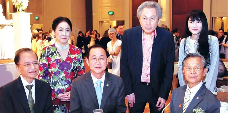 ชวน หลีกภัย ประธานรัฐสภาและประธานสภาผู้แทนราษฎร, พิสิฐ กุศลาไสยานนท์ อดีตกก.ผอ.ใหญ่
บมจ.การบินไทย, อาคม เติมพิทยาไพสิฐ รมว.กระทรวงการคลัง, ผาณิต พูนศิริวงศ์, เฉลิมชัย เตชะอิทธิพร และลูกสาว