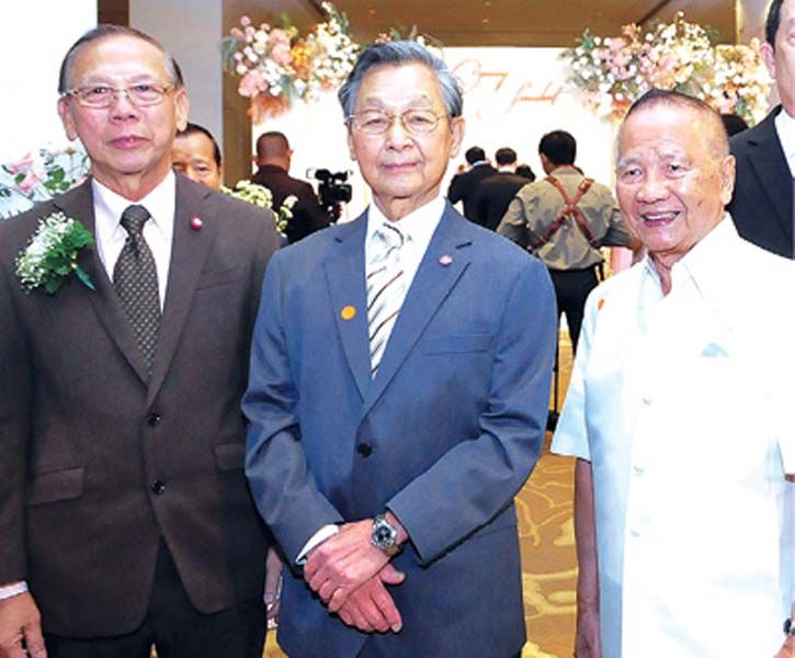 คุณพ่อเจ้าบ่าว ชัยศักดิ์ อังค์สุวรรณ ต้อนรับ ชวน หลีกภัย
และ ยอดยิ่ง โสภณ อุปนายกสมาคมธรรมศาสตร์ฯ

