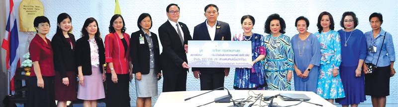 พล.ต.อ.อัศวิน ขวัญเมือง ผู้ว่าฯ กทม. ประธานในพิธีรับมอบทุนการศึกษาจาก ผาณิต พูนศิริวงศ์ ประธานมูลนิธิช่วยการศึกษา กทม. จำนวน 330 ทุน เป็นเงิน 330,000 บาท
โดยมี คณะกก. อุไร คุณานันทกุล, อ.ดวงใจ ตั้งสง่า, รักษา แสงภู่, พัชรา มาดล, ศันสนีย์ อยู่ประเสริฐ และคณะผู้บริหาร กทม. ชวินทร์ ศิรินาค รองปลัด กทม., ป่านฤดี
มโนมัยพิบูลย์ ผอ.สำนักอนามัย, กนกรัตน์ พันธ์นรา รองผอ.สำนักอนามัย, ภาวิณี รุ่งทนต์กิจ รองผอ.สำนักอนามัย, ดวงพร ปิณจีเสคิกุล ผอ.สำนักงานพัฒนาระบบสาธารณสุข ร่วมในพิธี