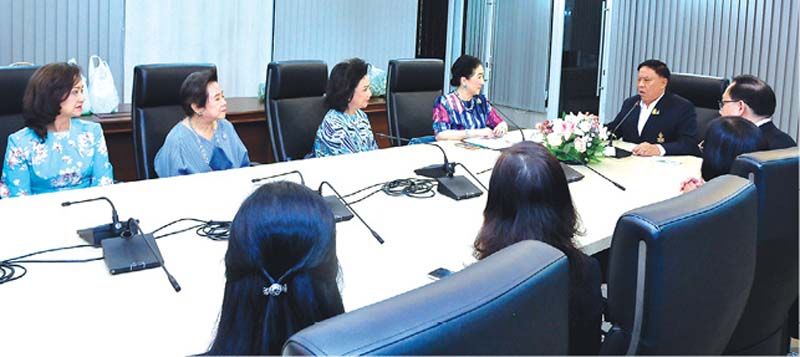 ร่วมกันปรึกษาหารือในการมอบทุนครั้งต่อไป เพื่อพัฒนาชีวิตของเด็กๆ ในมูลนิธิฯให้ดียิ่งขึ้น