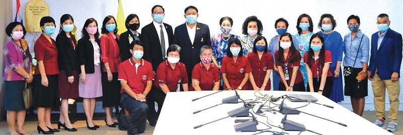 คณะผู้บริหาร กทม., คณะมูลนิธิช่วยการศึกษา กทม. และเจ้าหน้าที่ร่วมบันทึกภาพ