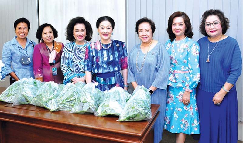 ศันสนีย์ อยู่ประเสริฐ, อุไร คุณานันทกุล, ผาณิต พูนศิริวงศ์, อ.ดวงใจ ตั้งสง่า, รักษา แสงภู่,
พัชรา มาดล กับผักปลอดสารพิษจากรัฐวิสาหกิจชุมชน โคก-หนอง-นา

