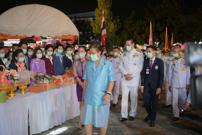 สมเด็จพระกนิษฐาธิราชเจ้า กรมสมเด็จพระเทพรัตนราชสุดาฯ สยามบรมราชกุมารี พร้อมด้วย สมเด็จพระเจ้าลูกเธอ เจ้าฟ้าพัชรกิติยาภานเรนทิราเทพยวดี กรมหลวงราชสาริณีสิริพัชร มหาวัชรราชธิดา ประธาน กก.มูลนิธิอาสาเพื่อนพึ่ง (ภาฯ) ยามยาก สภากาชาดไทย เสด็จทอดพระเนตรภายในงาน มี ศ.พิเศษ ดร.สุรเกียรติ์ เสถียรไทย รองประธาน กก.ที่ปรึกษาและประธาน กก.บริหารมูลนิธิอาสาเพื่อนพึ่ง (ภาฯ)ยามยาก สภากาชาดไทย ประธาน กก.อำนวยการจัดงานฯ เฝ้าฯ ถวายรายงาน