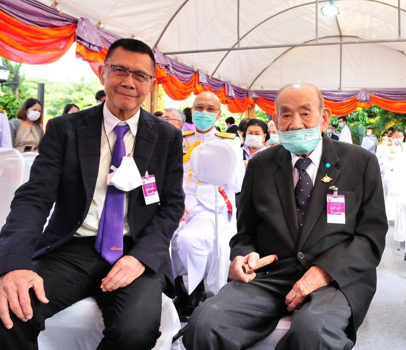 รศ.ดร.นพ.พิชิต สุวรรณประกร และแผน วรรณเมธี เลขาธิการสภากาชาดไทย

