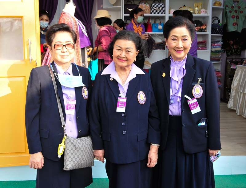 (กลาง) ท่านผู้หญิงเพ็ญศรี วัชโรทัย, นงลักษณ์ พงศ์พิสุทธิ์และผาณิต พูนศิริวงศ์
