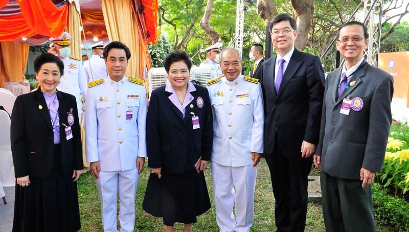 คณะกก.มูลนิธิอาสาเพื่อนพึ่ง (ภาฯ) ยามยาก สภากาชาดไทย ผาณิต พูนศิริวงศ์,ศ.นพ.สุทธิพงศ์ วัชรสินธุ คณบดีคณะแพทยศาสตร์ จุฬาฯ, สายสม วงศาสุลักษณ์,ดร.รอยล จิตรดอน, ดร.สาโรจน์ พรประภา และ เอ็นนู ซื่อสุวรรณ