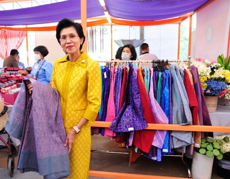 ท่านผู้หญิงกอบกุล อุบลเดชประชารักษ์ ผอ.กองศิลปาชีพชวนช็อปผ้าไทย