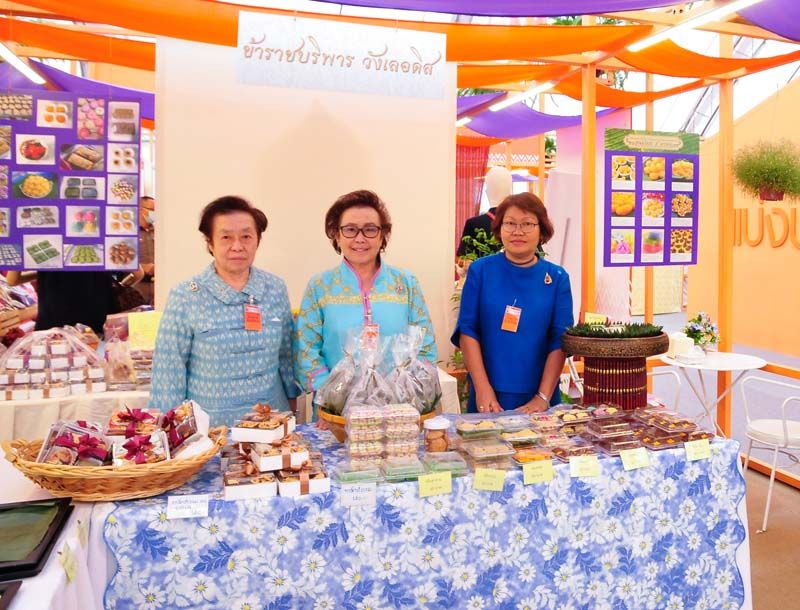 สินค้าจากวังเลอดิส มี พันธ์พิไล-พันธ์ภิรมย์ ใบหยก และ บุญสิตา โภคทรัพย์

