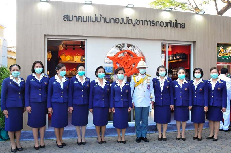 พล.อ.เฉลิมพล ศรีสวัสดิ์ ผบ.สส. พร้อมภริยา บุษกร ศรีสวัสดิ์ นายกสมาคม แม่บ้านกองบัญชาการกองทัพไทย และคณะ