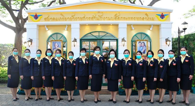 รมิดา อินทรเจริญ นายกสมาคมภริยาปลัดกระทรวงกลาโหม และคณะ

