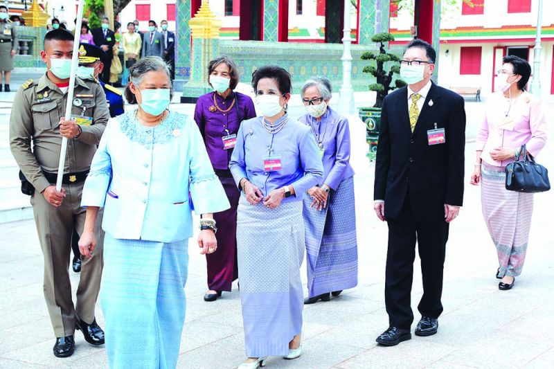 สมเด็จพระกนิษฐาธิราชเจ้า กรมสมเด็จพระเทพรัตนราชสุดาฯ สยามบรมราชกุมารี เสด็จพระราชดำเนินพระอุโบสถ วัดราชบพิธสถิตมหาสีมาราม โดยมี ม.ร.ว.ปรียนันทนา รังสิต ประธานฯ มูลนิธิวิภาวดีรังสิต, ม.ร.ว.วิภานันท์ รังสิต, ปานศักดิ์ รังสิพราหมณกุล กรรมการและเลขานุการ, กรรมการมูลนิธิฯ และราชสกุลรังสิต เฝ้าฯรับเสด็จ