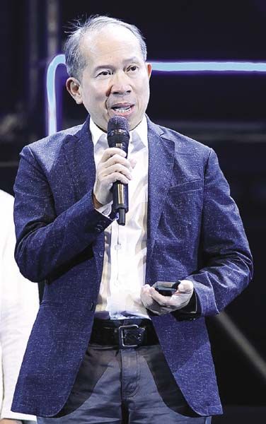 พนัส ธีรวณิชย์กุล กก.และประธานคณะผู้บริหารอวยพรปีใหม่แก่พนักงานเพื่อความเป็นสิริมงคล