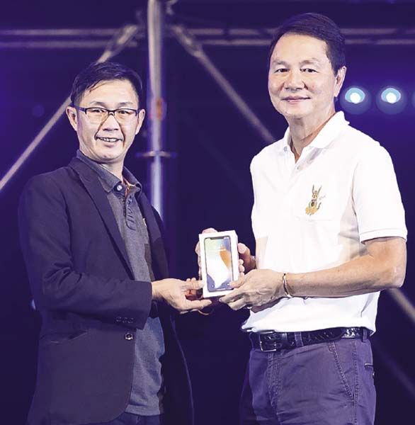 อานนท์ วังวสุ ผช.กก.ผอ.ใหญ่มอบรางวัลให้แก่พนักงาน