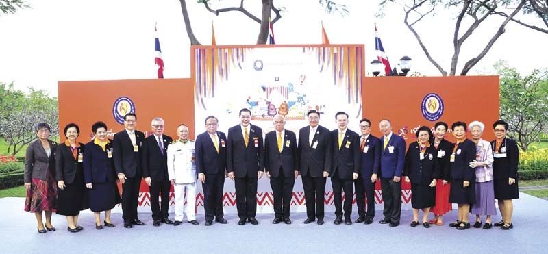 ศ.พิเศษ ดร.สุรเกียรติ์ เสถียรไทย รองประธาน กก.ที่ปรึกษาและประธานกก.บริหารมูลนิธิอาสาเพื่อนพึ่ง (ภาฯ) ยามยาก สภากาชาดไทย ประธานกก.อำนวยการจัดงานฯ พร้อมด้วย คณะกก.มูลนิธิฯ ศิราภรณ์ จิตต์กุศล, รศ.สุทธิมา ชำนาญเวช, สายสม
วงศาสุลักษณ์, วีระศักดิ์ โควสุรัตน์, ศ.พิเศษ ดร.กิตติพงษ์ กิตยารักษ์, ม.ร.ว.สมลาภ กิติยากร, ศ.พิเศษธงทอง จันทรางศุ, ฉัตรชัย พรหมเลิศ ปลัดกระทรวงมหาดไทย, ดร.สรจักร เกษมสุวรรณ, สิทธิศักดิ์ วนะชกิจ, อดิศักดิ์ ภาณุพงศ์, ศ.กิตติคุณ นพ.ดำรง เหรียญประยูร,
ท่านผู้หญิงเพ็ญศรี วัชโรทัย, ผาณิต พูนศิริวงศ์, ศ.กิตติคุณ ดร.อัจฉรา จันทร์ฉาย, คุณหญิงเพ็ญศรี ไชยยงค์ และ นงลักษณ์ พงศ์พิสุทธิ์