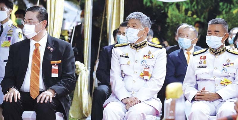 ศ.พิเศษ ดร.สุรเกียรติ์ เสถียรไทย พร้อมด้วย 2 องคมนตรี จรัลธาดา กรรณสูต และ พล.อ.เฉลิมชัย สิทธิสาท