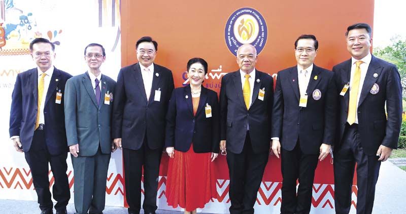สิทธิศักดิ์ วนะชกิจ, เอ็นนู ซื่อสุวรรณ, ดร.สรจักร เกษมสุวรรณ, ผาณิต พูนศิริวงศ์, ฉัตรชัย
พรหมเลิศ, วีระศักดิ์ โควสุรัตน์ และ อาทิตย์ นันทวิทยา ประธานเจ้าหน้าที่บริหาร และประธานกก.บริหาร ธ.ไทยพาณิชย์