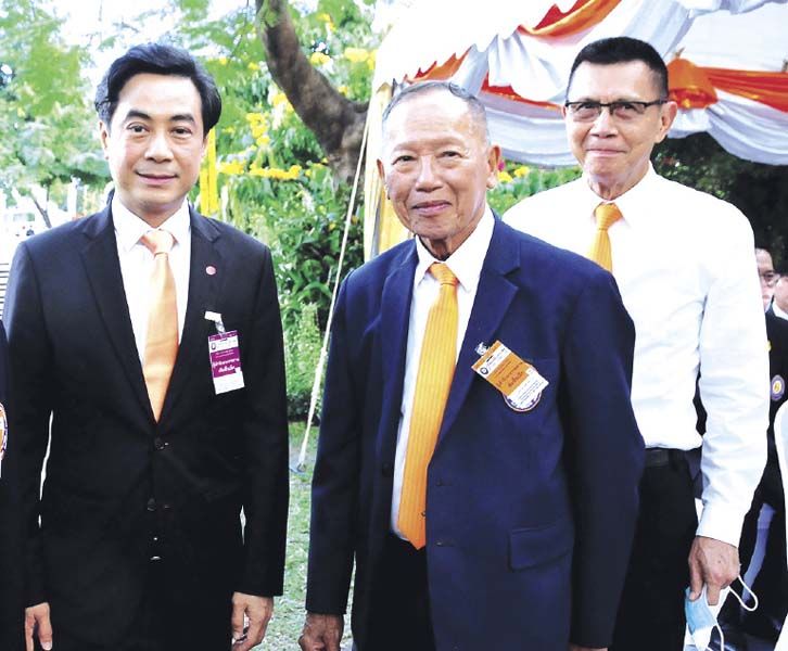 ศ.นพ.สุทธิพงศ์ วัชรสินธุ คณบดีคณะแพทยศาสตร์ จุฬาฯ, ศ.กิตติคุณ นพ.ดำรง เหรียญประยูร และ รศ.ดร.นพ.พิชิต สุวรรณประกร