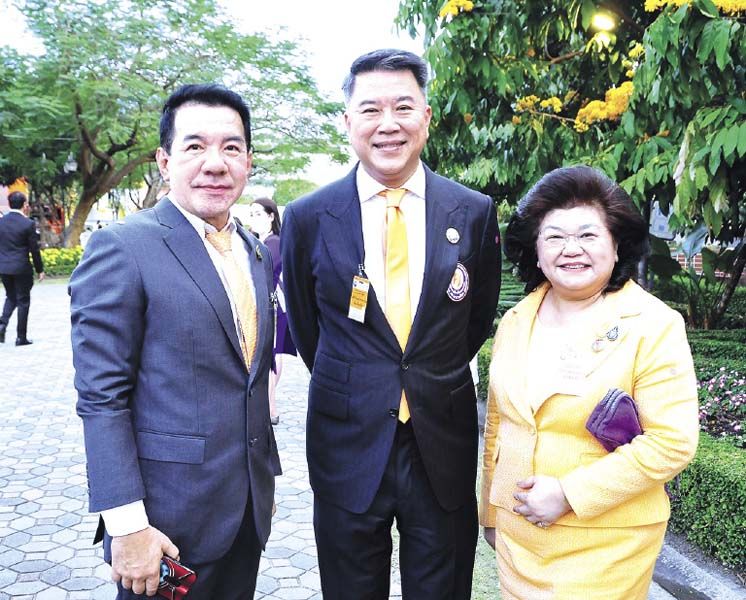 ดร.ศิริพงศ์ พฤทธิพันธุ์, อาทิตย์ นันทวิทยา ประธาน
เจ้าหน้าที่บริหาร และประธาน กก.บริหาร ธ.ไทยพาณิชย์
และวัลลยา แก้วรุ่งเรือง รอง ผจก.อาวุโส ธ.ไทยพาณิชย์