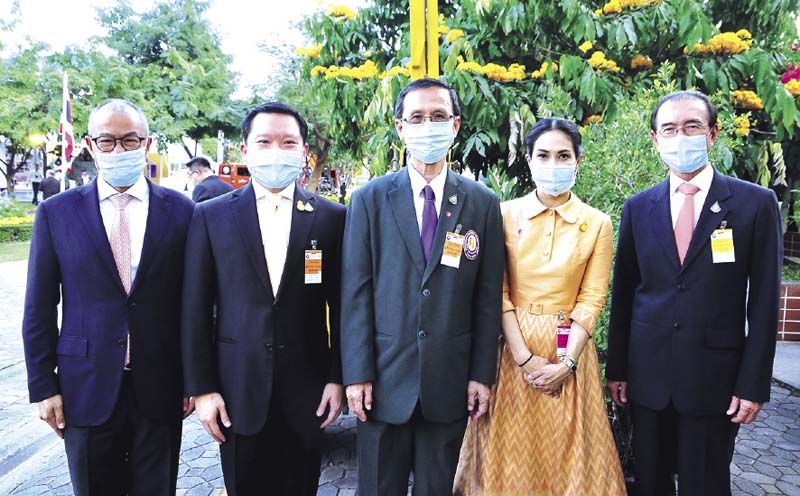 เอ็นนู ซื่อสุวรรณ กก. มูลนิธิอาสาเพื่อนพึ่ง (ภาฯ) ยามยาก สภากาชาดไทย กับคณะผู้บริหาร
บมจ.ไทยเบฟเวอเรจ ฐาปน สิริวัฒนภักดี กก.ผอ.ใหญ่,ประวิช สุขุม, ม.ล.รดีเทพ
เทวกุล ณ อยุธยา, พลภัทร สุวรรณศร