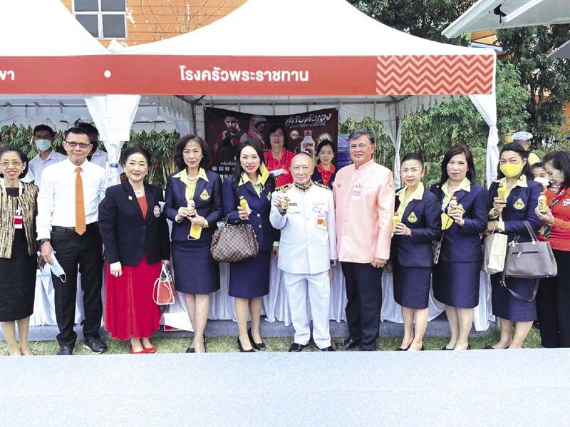 เยี่ยมชมโรงครัวพระราชทาน มีน้ำดื่ม “อัศวิน” ของ ม.ล.สราลี กิติยากร ที่ผลิตมาเพื่อบริจาค
