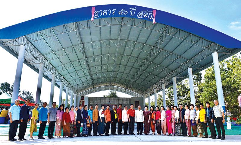 พล.อ.จรัล กุลละวณิชย์ ประธานที่ปรึกษา, ดร.มนวิภา ประชัญคดี นายกสมาคมฯ พร้อมด้วยคณะ กก.สมาคม และสมาชิก คณะครู อาจารย์ และแขกผู้มีเกียรติ ร่วมพิธีส่งมอบอาคาร 50 ปี สศก.

