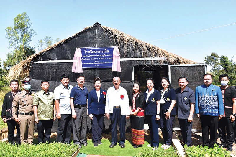 โรงเรือนเพาะเห็ด แหล่งเรียนรู้ตามหลักปรัชญาเศรษฐกิจพอเพียง และมอบห้องสุขานักเรียนชาย หญิง และครู รวม 7 ห้อง