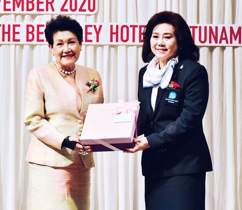 ดร.ลาลีวรรณ กาญจนจารี มอบของที่ระลึกให้กับ ท่านผู้หญิงวราพร ปราโมช ณ อยุธยา