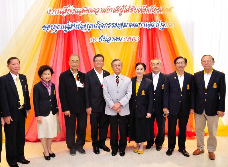 ชวน หลีกภัย พร้อมด้วย คณะกก.สมาคมฯ, รศ.เกศินี วิฑูรชาติ อธิการบดีมธ., ชาญศิลป์ ตรีนุชกร นายกสมาคมธรรมศาสตร์ฯ, มานิจ สุขสมจิตร,ผาณิต พูนศิริวงศ์ อุปนายกฯ, สมชาย พูลสวัสดิ์ อดีตนายกสมาคมฯ และ ชัยศักดิ์ อังค์สุวรรณ
