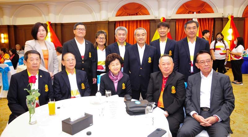 นิกร สุศิริวัฒนนท์, ชัยศักดิ์ อังค์สุวรรณ, รศ.เกศินี วิฑูรชาติ, วิวัฒน์ เลาหพูนรังษี, ดร.ธีรวัฒน์ ธัญลักษณ์ภาคย์, โชนรังสี เฉลิมชัยกิจ, ชาญศิลป์ ตรีนุชกร, ดารณี วัธนเวคิน, กิตติพงศ์ เศวตกิติธรรม, สมชาย พูลสวัสดิ์ อดีตนายกสมาคมธรรมศาสตร์ฯ, สุนทร สถาพร และ เชาวรัตน์ เชาวน์ชวานิล