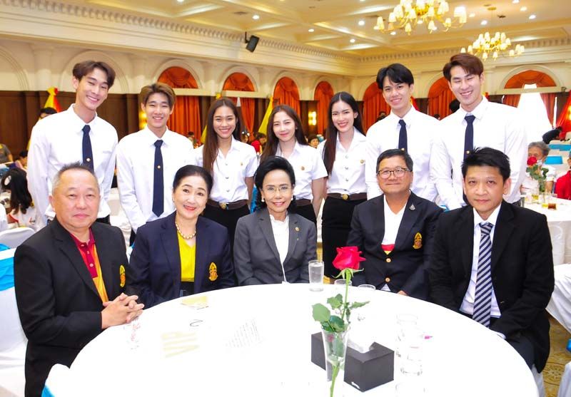 วิวัฒน์ เลาหพูนรังษี, ผาณิต พูนศิริวงศ์, เมทินี ชโลธร, ชาญศิลป์ ตรีนุชกรร่วมถ่ายภาพกับน้องๆ ดรัมเมเยอร์ มธ.