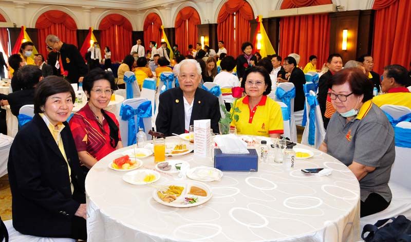 สันติภาพ เตชะวณิช ประธานชมรมเพื่อนโดม, อมรา เตชะวันชัย, สุมาลี เตชะวณิช และ ปราณี ใบแก้ว