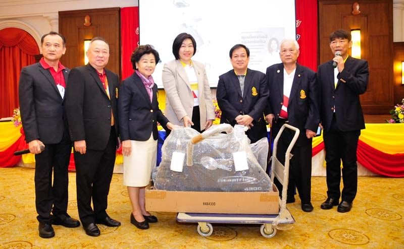พรนริศ ชวนไชยสิทธิ์ ประมูลอุปกรณ์กีฬา ของ โชนรังสี เฉลิมชัยกิจ