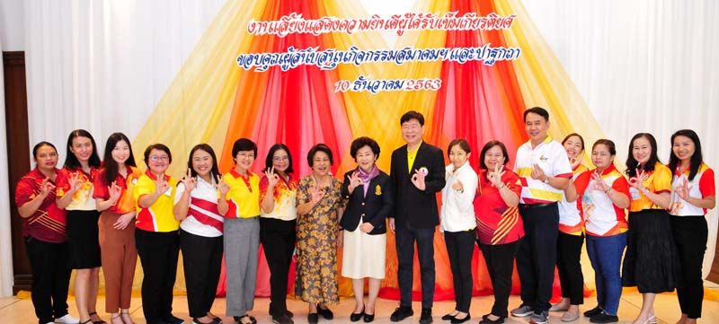รศ.เกศินี วิฑูรชาติ, ศ.นพ.พฤหัส ต่ออุดม และเจ้าหน้าที่ รพ.ธรรมศาสตร์เฉลิมพระเกียรติ