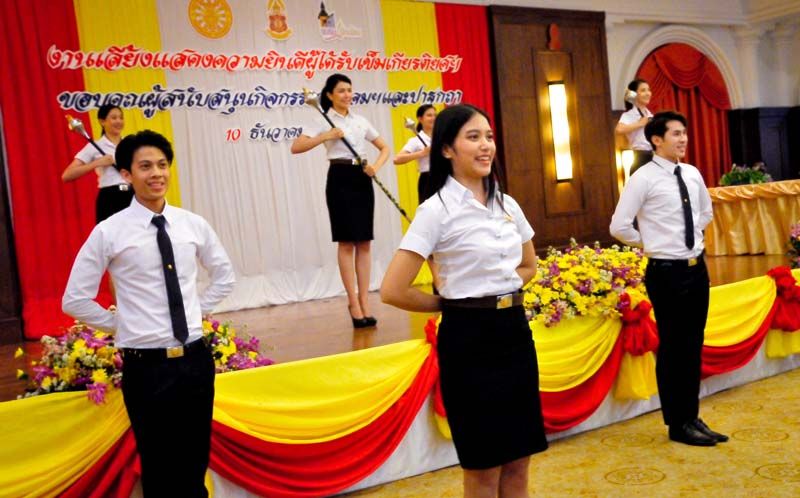 น้องๆ ดรัมเมเยอร์ และเชียร์ลีดเดอร์ มธ. มาร่วมสร้างบรรยากาศภายในงานให้ครื้นเครง