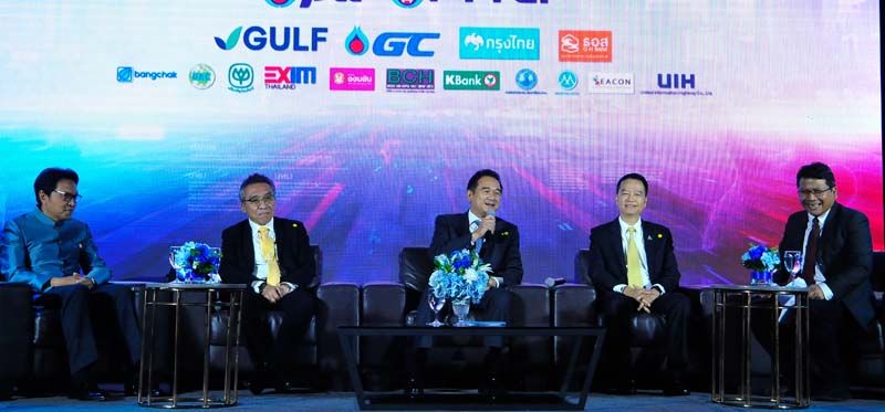 เริ่มการเสวนา นำโดย กฤษฎา จีนะวิจารณะ ปลัดกระทรวงการคลัง, บุณยฤทธิ์ กัลยาณมิตร ปลัดกระทรวงพาณิชย์, ภานุวัฒน์ ตริยางกูรศรี รองปลัดกระทรวงอุตสาหกรรม, ธเนศวร์ เพชรสุวรรณ รองผู้ว่าการด้านสื่อสารการตลาด ททท. มี สันติสุข มะโรงศรี เป็นพิธีกรดำเนินรายการ