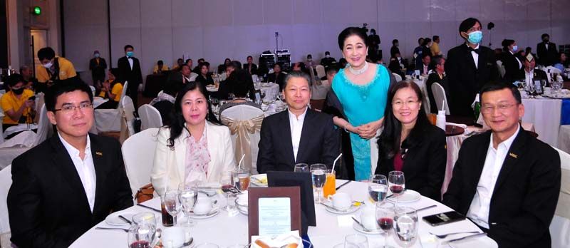ผาณิต พูนศิริวงศ์ ต้อนรับ สุเวทย์ ธีรวชิรกุล ประธานเจ้าหน้าที่บริหาร และ กก.ผอ.บ.เอ็ม บี เค จำกัด (มหาชน) และคณะ อาทิ ยุพาพรรณ์ ปริตานันท์, อภิชาติ กมลธรรม