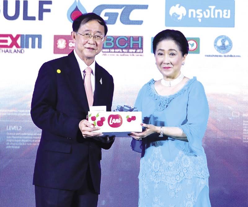 อาคม เติมพิทยาไพสิฐ รมว.กระทรวงการคลัง รับมอบของที่ระลึก จากผาณิต พูนศิริวงศ์