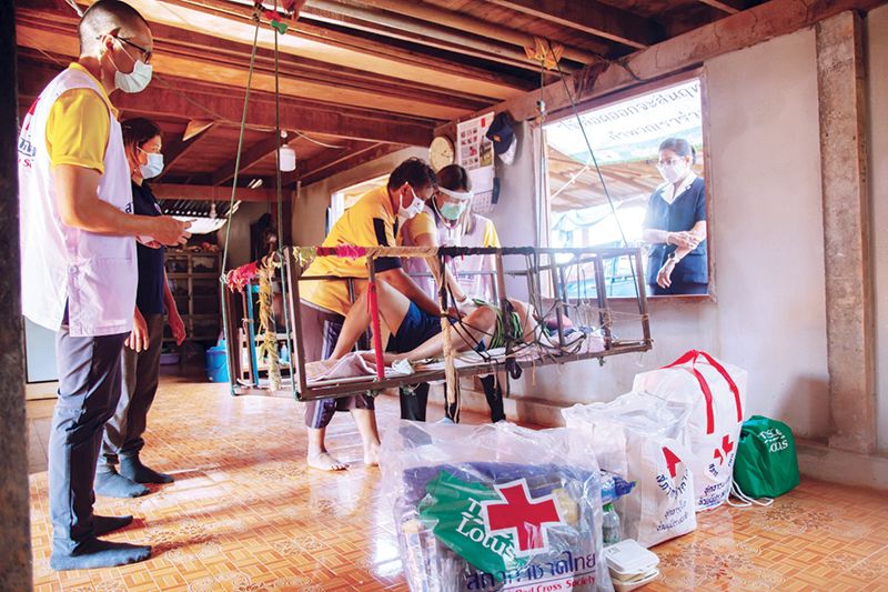 เยี่ยมบ้านและบริการตรวจสุขภาพแก่ผู้สูงอายุและผู้พิการ