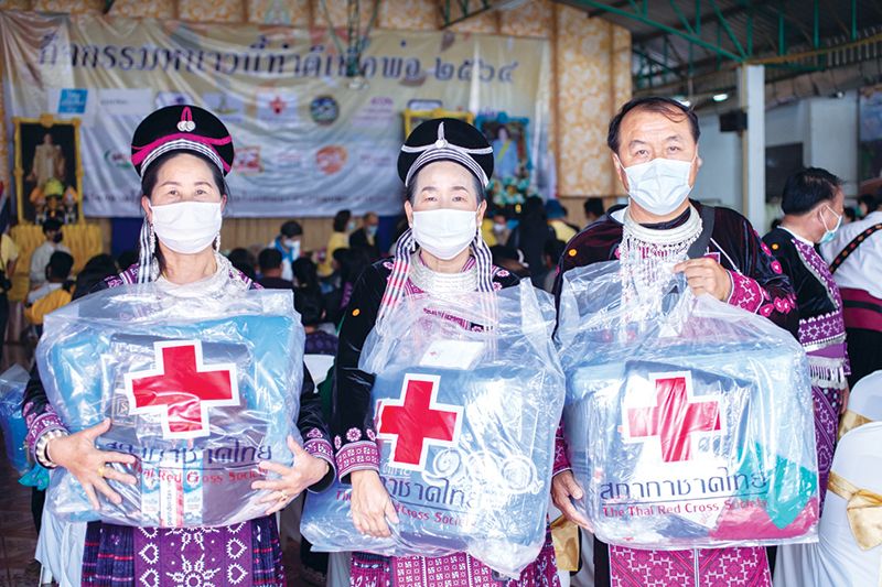 มอบเครื่องกันหนาวแก่ผู้ประสบภัยหนาว
