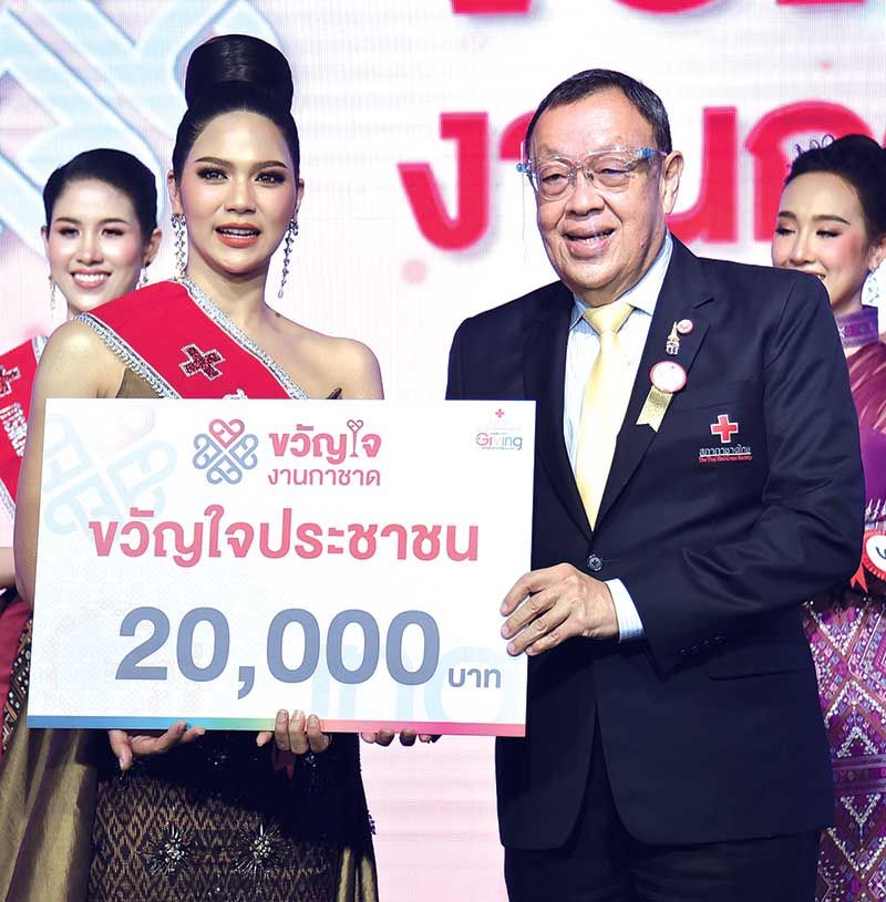 ขรรค์ ประจวบเหมาะ มอบรางวัลขวัญใจประชาชน แก่ เรือตรีหญิง พุทธรักษา โรคารักษ์