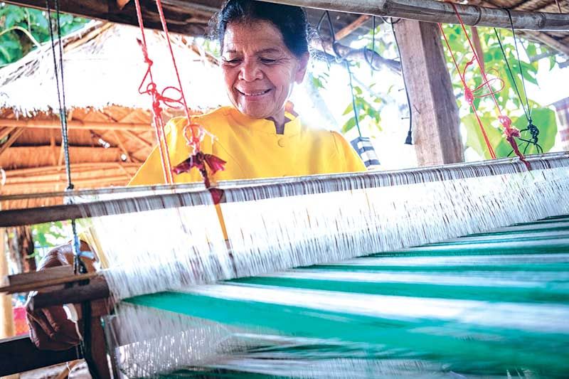 สานต่อภูมิปัญญาท้องถิ่น ทอผ้าไหมและผ้าขาวม้า